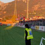 Il settore dei tifosi livornesi durante Livorno - Tuttocuoio, giocata sul campo neutro di Seravezza