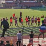 I giocatori dell'Unione Sportiva Livorno salutano i tifosi ospiti dopo la vittoria con il San Miniato Basso sul campo neutro di Pontedera
